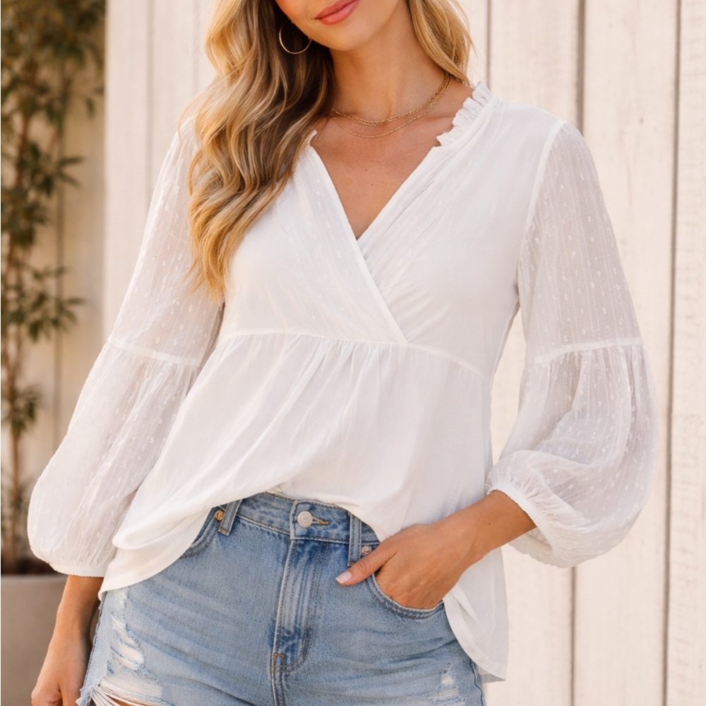 NWT V-neck white women’s blouse with a bohemian and flirtatious design SZ  L